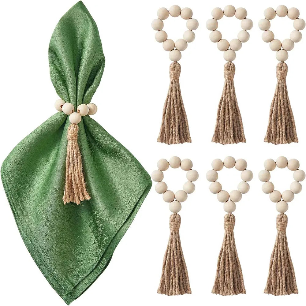 Élégante nappe verte ornée de pompons beiges, créant une décoration chaleureuse et naturelle.