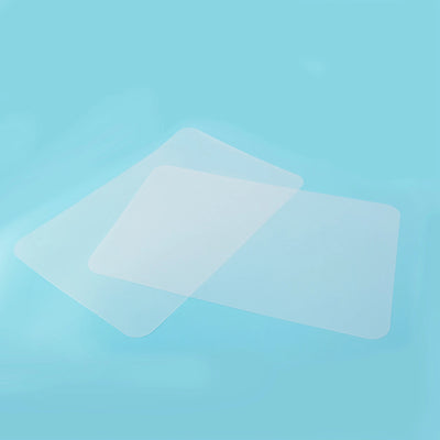 Set de table transparent lavable 8 pièces sur table en bois