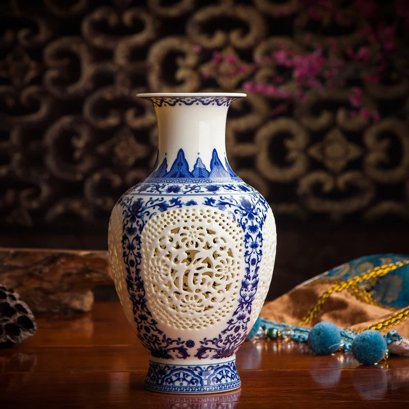 Ce magnifique vase en céramique bleu et blanc, orné de motifs floraux sophistiqués et d'un élégant travail de filigrane, crée une pièce de décoration unique et raffinée.