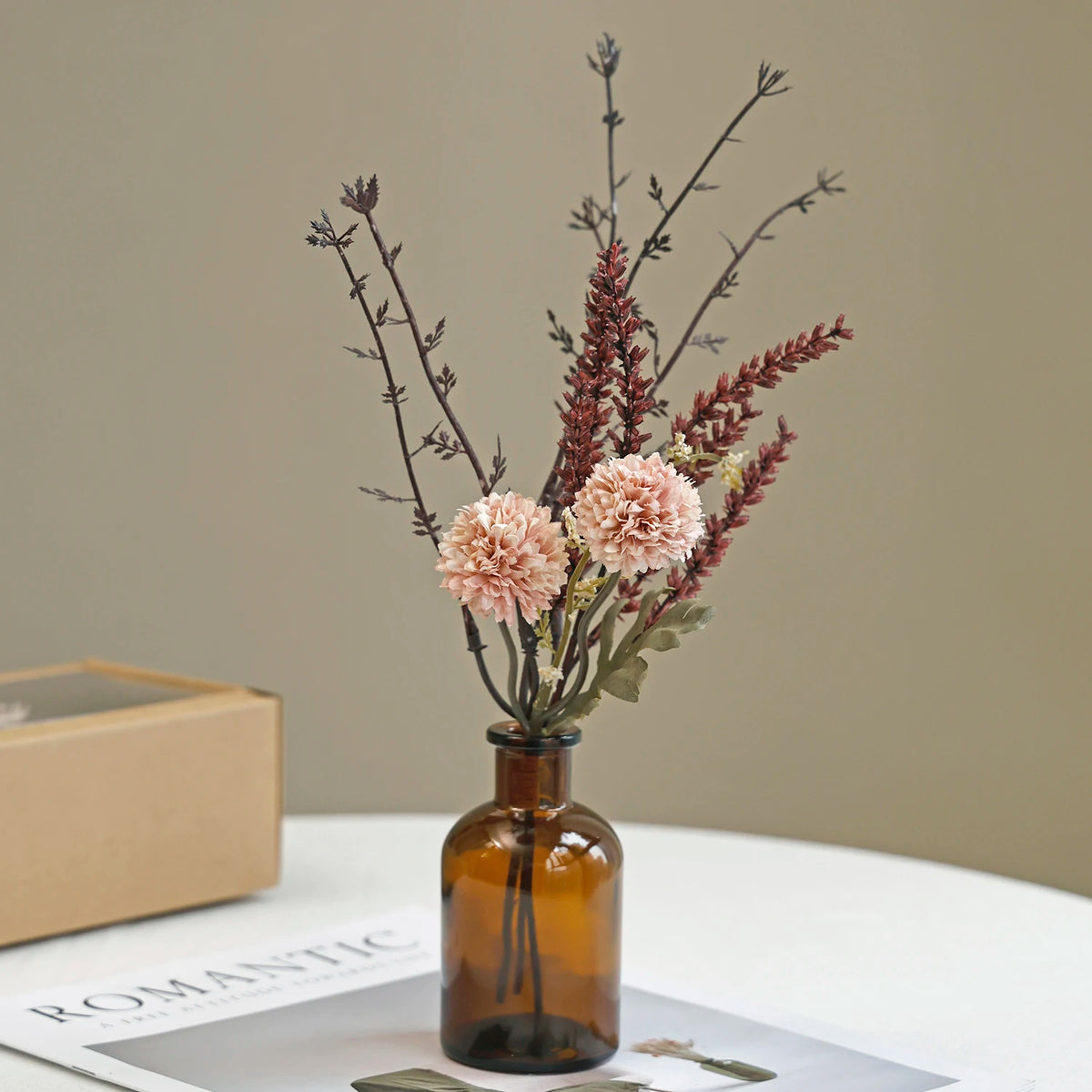 bouquet fleurs séchées vase blanc brun céramique décoration intérieure minimaliste rustique
