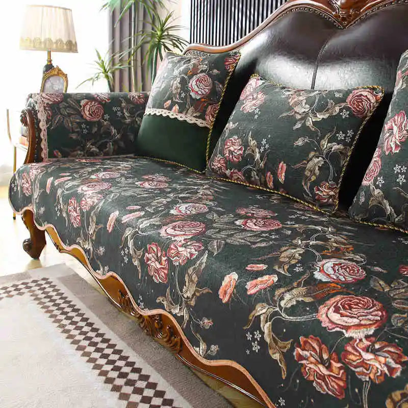 Un canapé vintage au style floral luxuriant, avec des coussins et un dossier ornés de roses épanouies sur un fond sombre, créant une atmosphère riche et élégante dans la pièce.