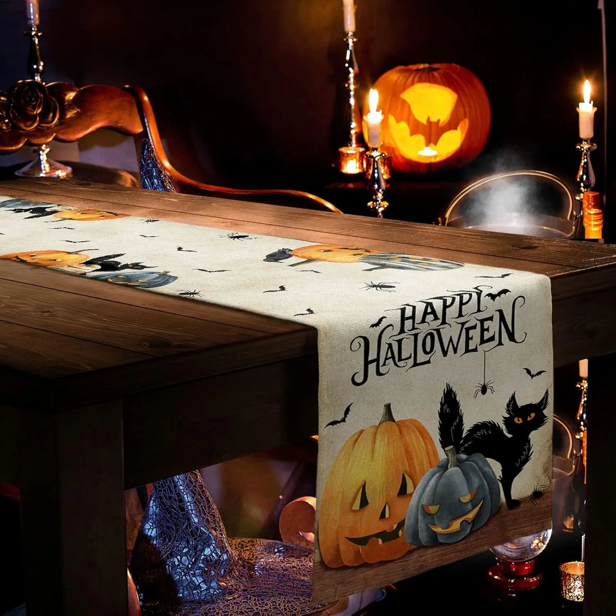 L'image montre une scène d'Halloween avec une boîte en bois décorée de citrouilles, de chauves-souris et d'un chat noir, ainsi que des bougies allumées, créant une atmosphère festive et mystérieuse.