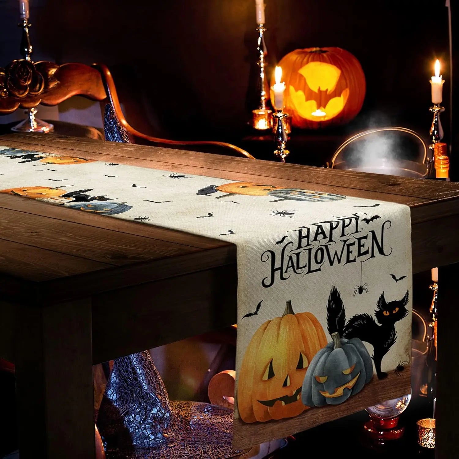 L'image montre une scène d'Halloween avec une boîte en bois décorée de citrouilles, de chauves-souris et d'un chat noir, ainsi que des bougies allumées, créant une atmosphère festive et mystérieuse.