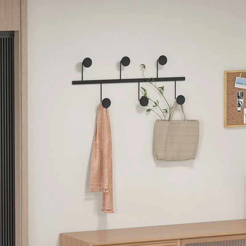porte sacs mural moderne crochets barre horizontale panier osier noir blanc jaune vis fixations