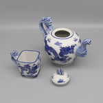 Ce service en porcelaine blanche et bleue avec des motifs de dragons est un bel exemple de design traditionnel chinois, soulignant l'élégance et la finesse de l'artisanat.