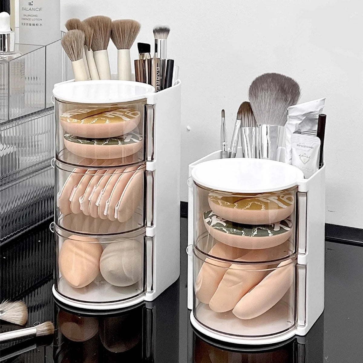 organisateur rotatif compartiments transparents pinceaux maquillage éponges beautyblender barrettes élastiques miroir blanc rose kbeauty