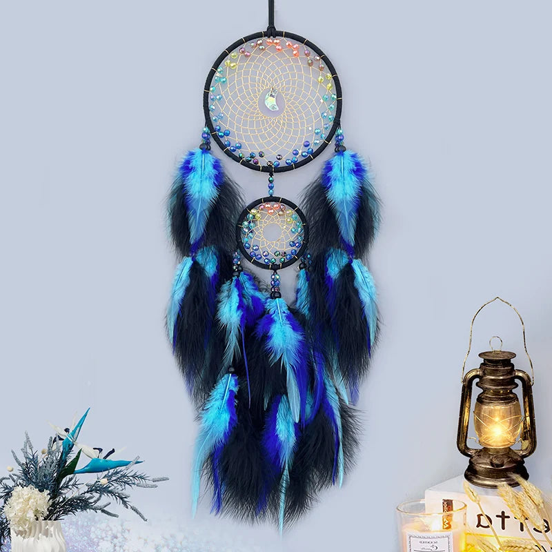 Un magnifique attrape-rêves bleu et noir, orné de plumes et de perles colorées, suspendu avec grâce.