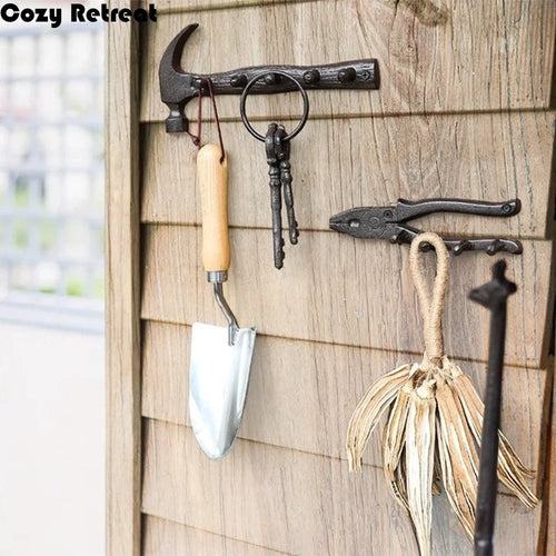 porte clés vintage rustique marteau pince coupante bois métal noir clous couteau pince épiler