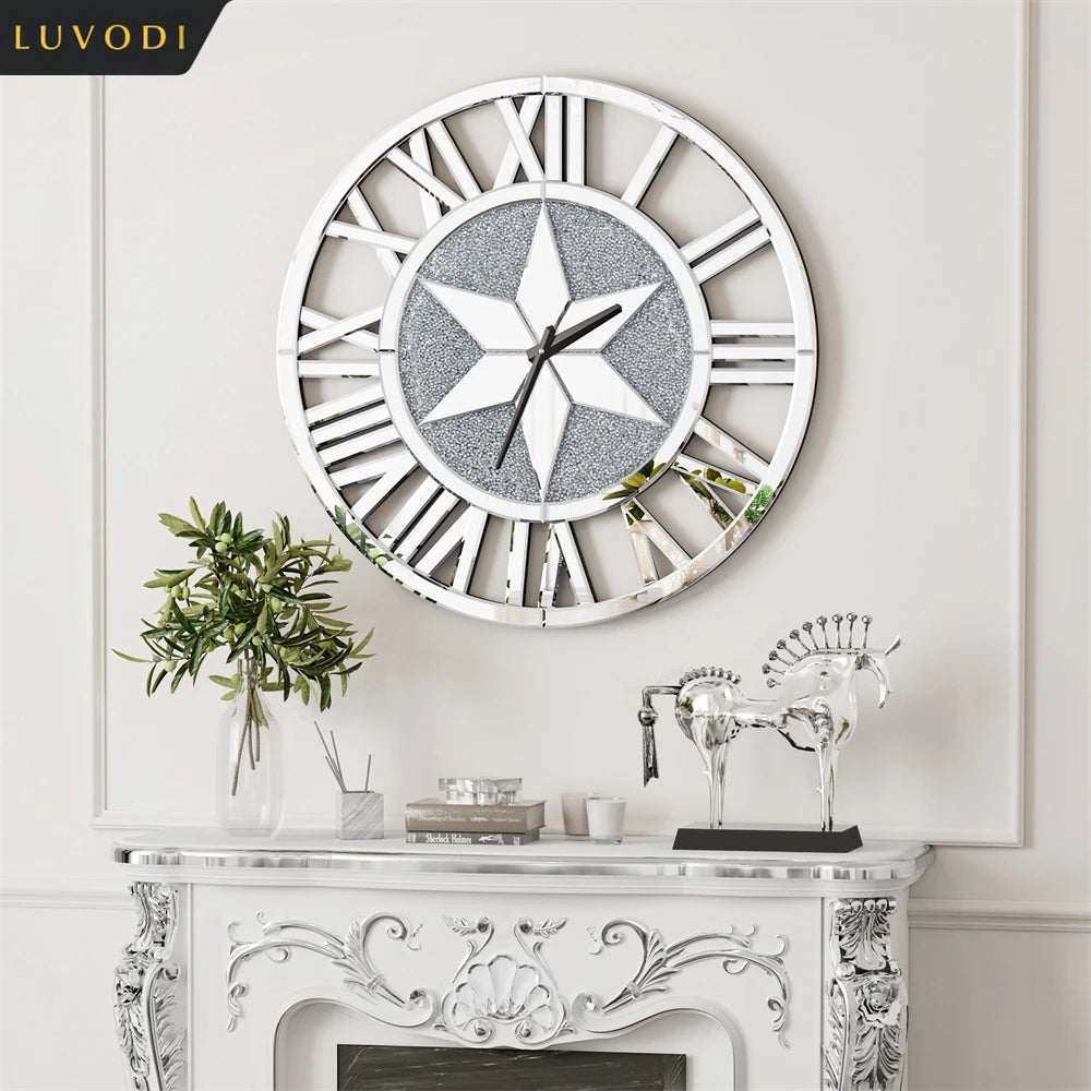 Horloge murale décorative en métal avec motif étoile brillant, sur une élégante cheminée ornée de moulures.