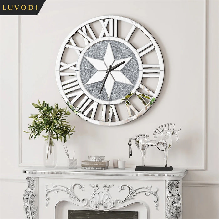 Horloge murale décorative en métal avec motif étoile brillant, sur une élégante cheminée ornée de moulures.