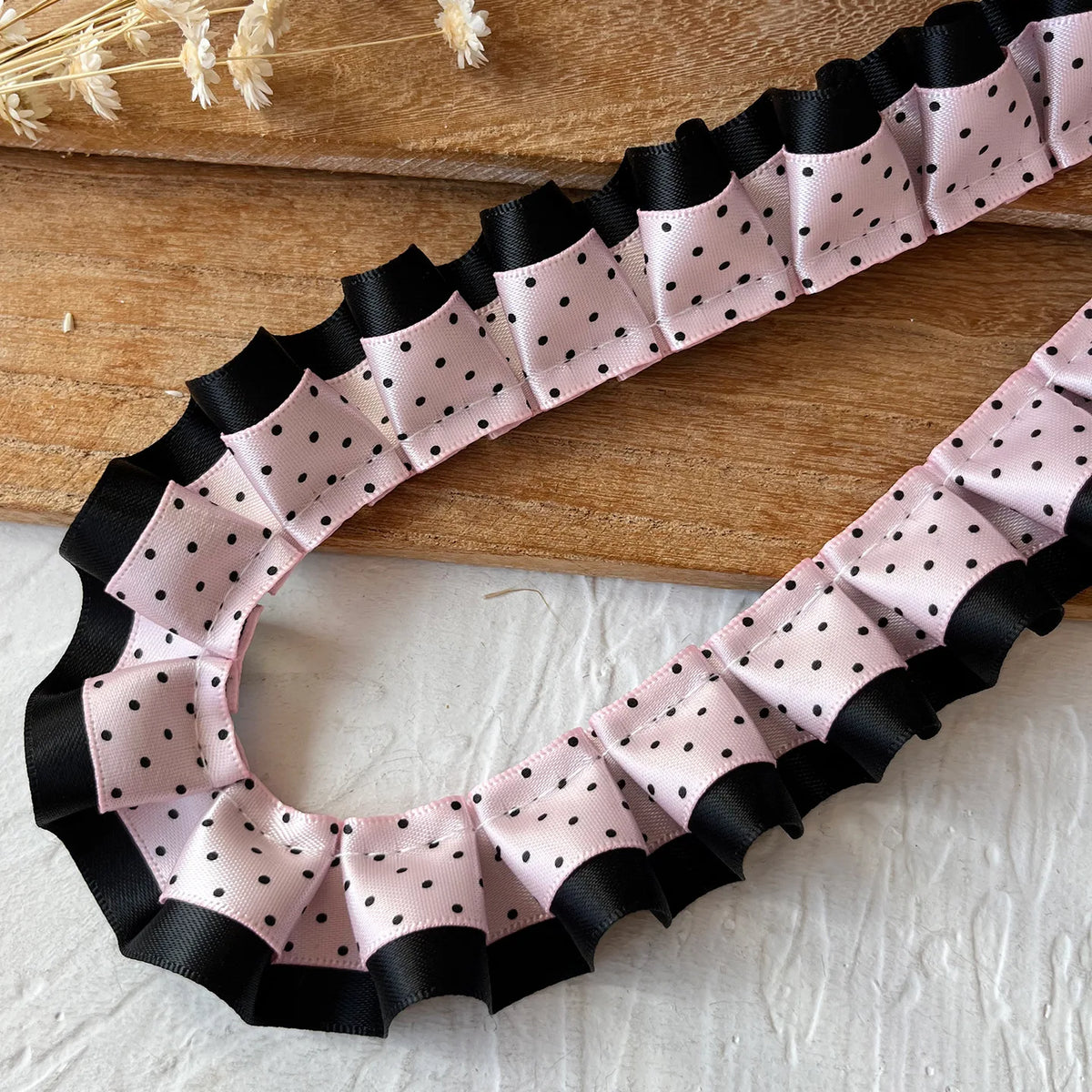 rubans franges dentelles pois noirs rose clair blanc cheveux décoration élégante partie