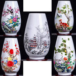 Vases de porcelaine décorés de motifs floraux, de paysages d'hiver et d'animaux de la nature, représentant la beauté et la tradition de l'artisanat chinois.