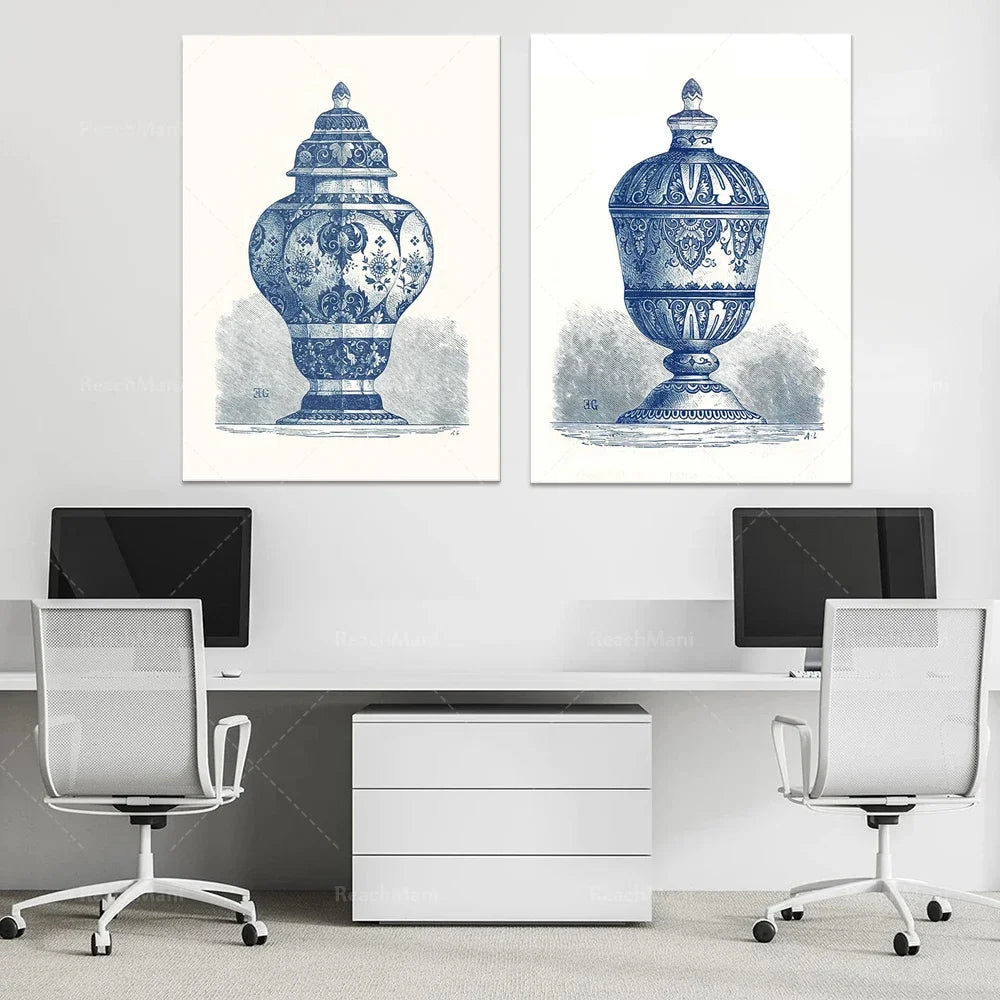 Deux illustrations en bleu et blanc représentant des vases décoratifs avec des motifs floraux et des formes ornées, créant une atmosphère élégante et raffinée dans un espace de bureau moderne.
