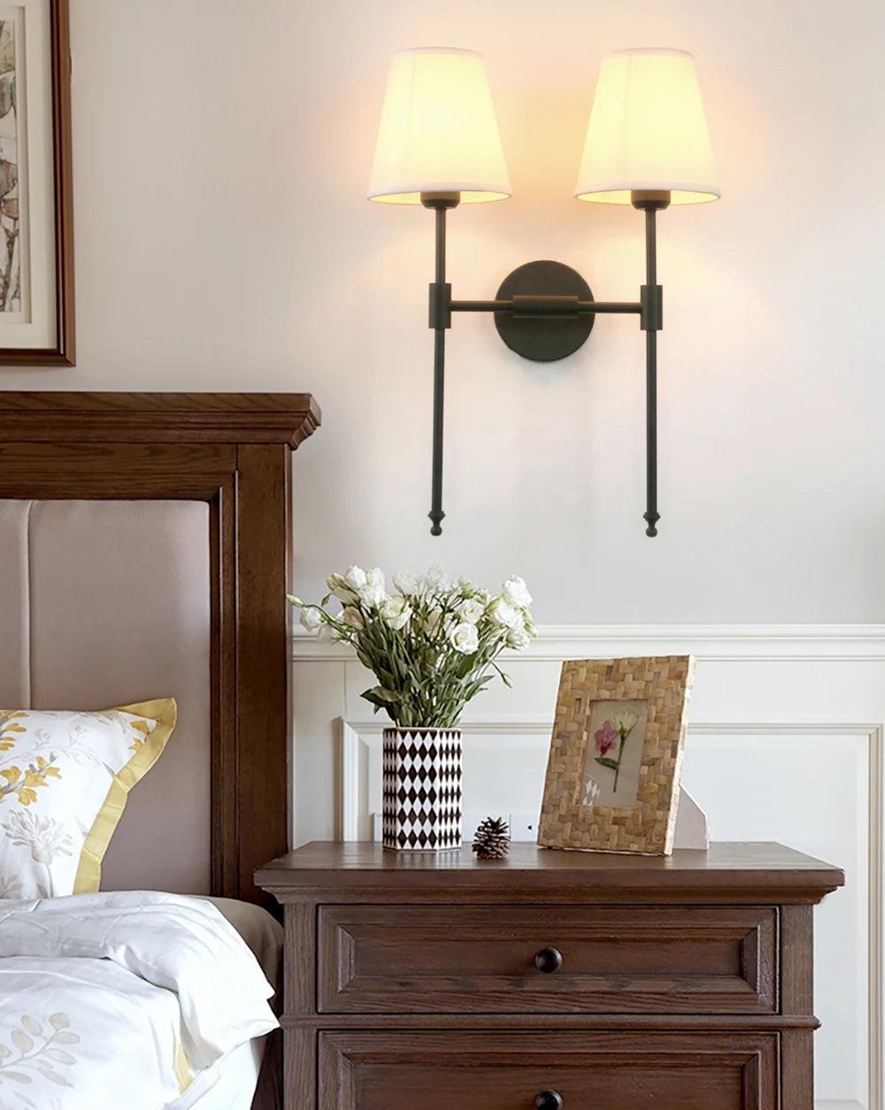 Comparaison des deux couleurs d'abat-jour disponibles : noir et blanc