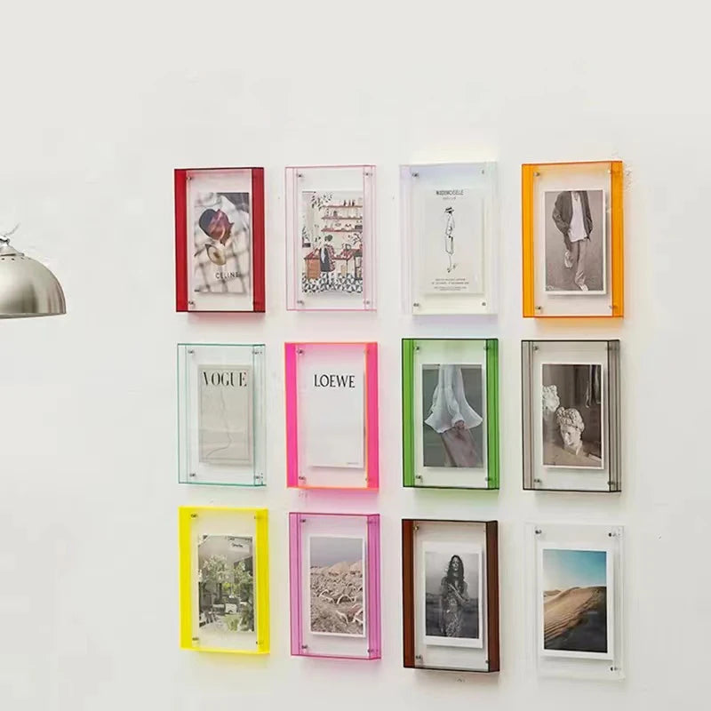 Cadre photo acrylique bleu ciel suspendu au mur dans un intérieur contemporain