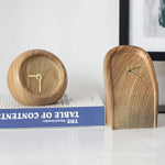 horloge décorative moderne minimaliste aspect bois grainé forme conique ronde aiguilles dorées salon chambre