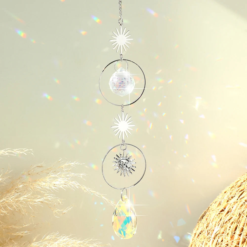 décoration extérieure boho mobile transparent argenté lune étoiles motifs floraux opalescent chaines jardin suncatcher
