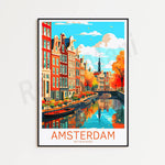 Une illustration colorée et vibrante représentant les célèbres canaux et bâtiments d'Amsterdam, avec des reflets dans l'eau, des bateaux et une atmosphère automnale.