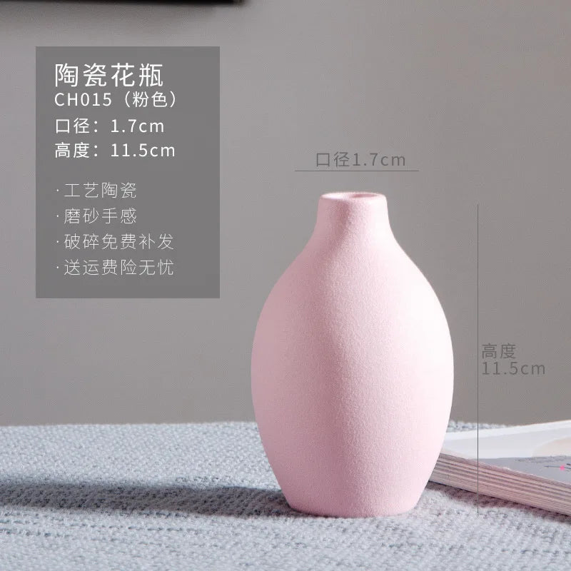Vase en céramique rose pâle décoratif avec des dimensions de 1,7 cm de diamètre et 11,5 cm de hauteur, offrant un design artisanal élégant.