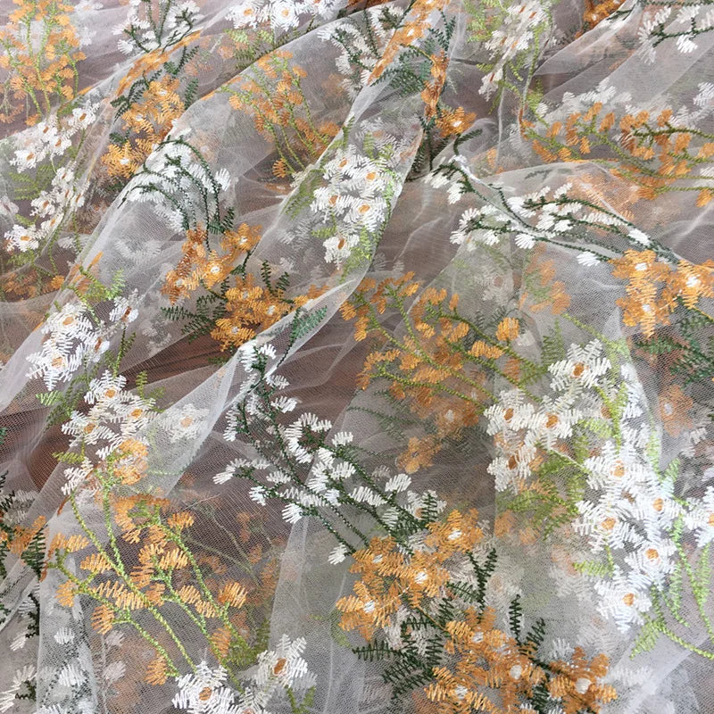 tissu tulle brodé fleurs orangées blanches feuilles vertes beige translucide pastoral