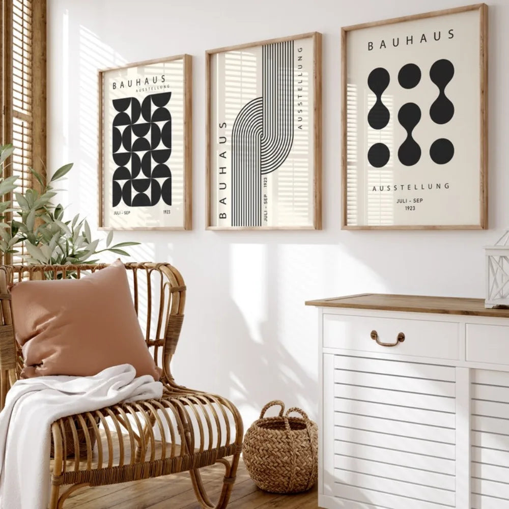 affiches géométriques minimalistes beige noir cadres bois trio impression moderne salon decoration