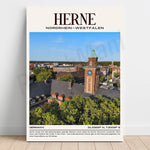 L'image montre un paysage urbain de la ville de Herne, en Allemagne, avec des bâtiments historiques et une tour de style architectural traditionnel, entourés d'une végétation verdoyante, sous un ciel bleu.