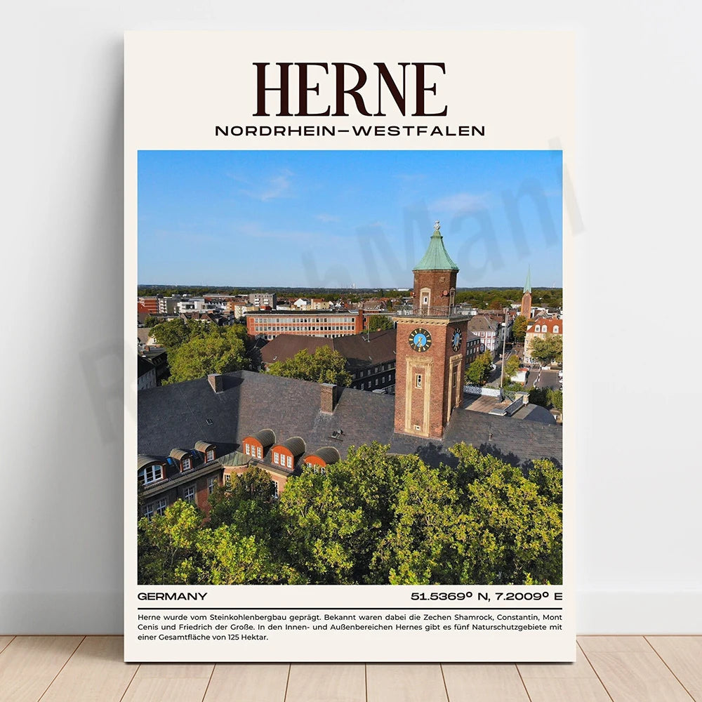 L'image montre un paysage urbain de la ville de Herne, en Allemagne, avec des bâtiments historiques et une tour de style architectural traditionnel, entourés d'une végétation verdoyante, sous un ciel bleu.