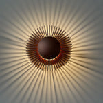 lampe murale moderne structure circulaire lamelles rayonnantes couleur dorée éclairage chambre étude