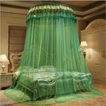 Une chambre à coucher élégante avec un lit recouvert d'un drap et d'un baldaquin vert clair, créant une atmosphère apaisante et luxueuse.
