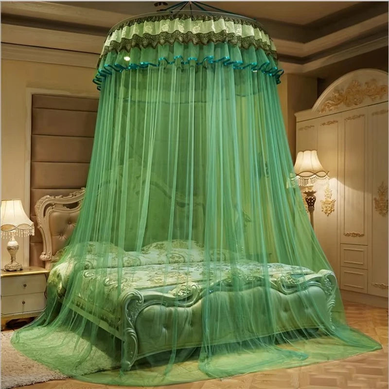 Une chambre à coucher élégante avec un lit recouvert d'un drap et d'un baldaquin vert clair, créant une atmosphère apaisante et luxueuse.