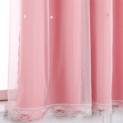 Des rideaux roses élégants comme un traitement de fenêtre luxueux, ajoutant une touche de couleur douce et féminine à l'intérieur de la pièce. Idéal pour ajouter de la chaleur et de la personnalité à n'importe quel espace.