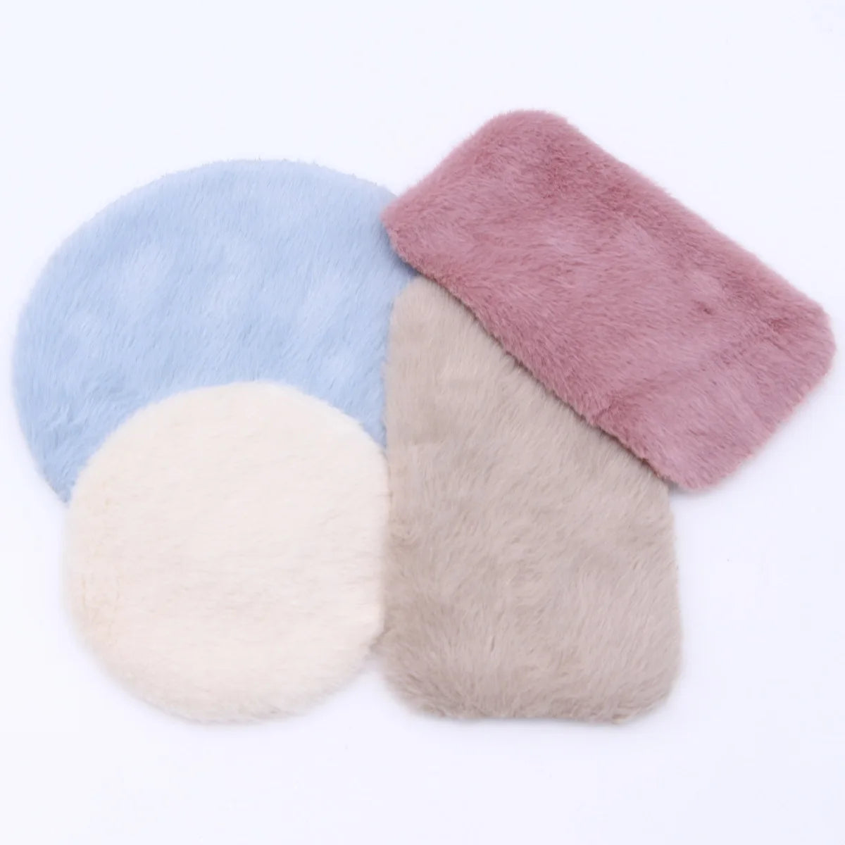 tapis fourreau coussin fourrure moderne couleur bleu rose beige blanc