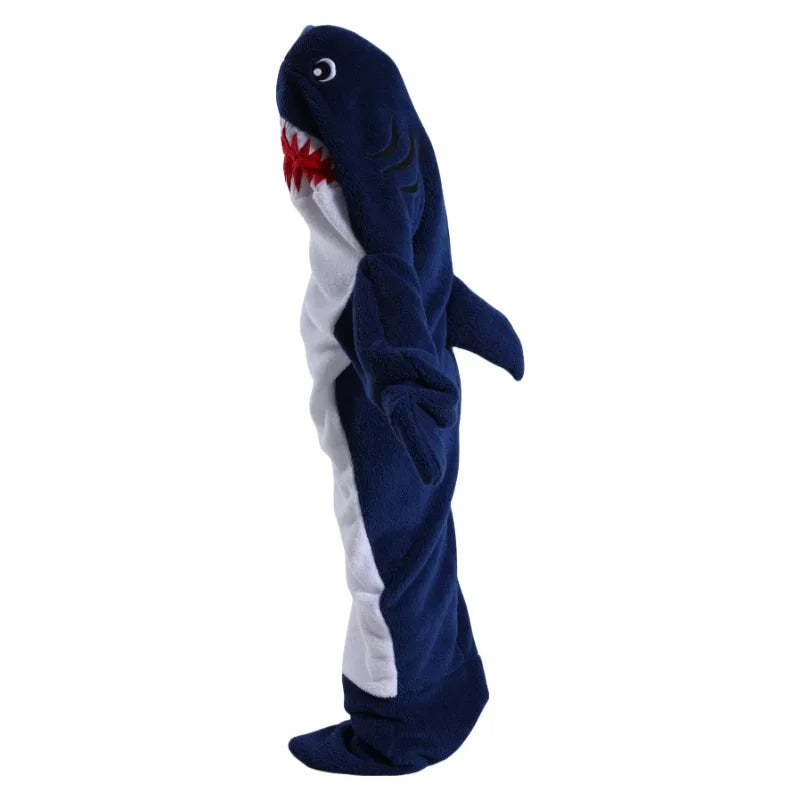 Une peluche en forme de requin bleu marine et blanc avec des dents rouges effrayantes.
