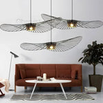 Lustre suspension noir éclairant une table à manger