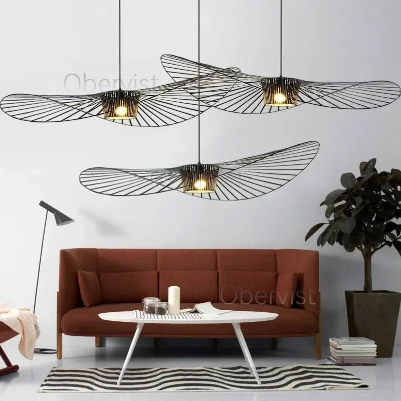 Lustre suspension noir éclairant une table à manger