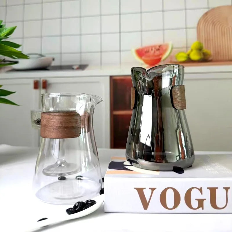 carafe thé verre texture bois moderne marron clair tasses plateau bois