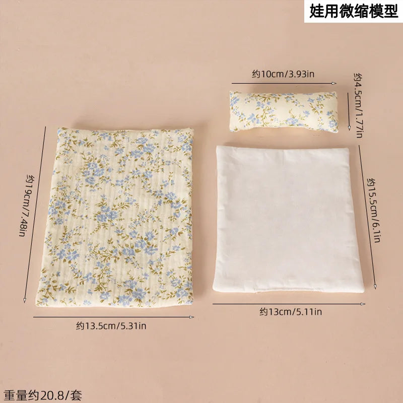 ensemble literie miniature maison poupée motifs floraux tissu texturé couverture oreiller vintage rouge blanc