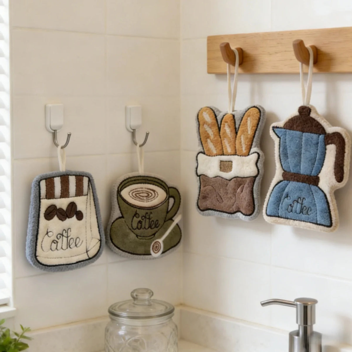 poignées cuisine décoratives motifs tasses cafetière bleu beige marron blanc opaques