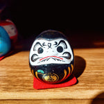 dolls japonaises traditionnelles artisanales couleurs vives yeux sourire symboles chinois ornement maison