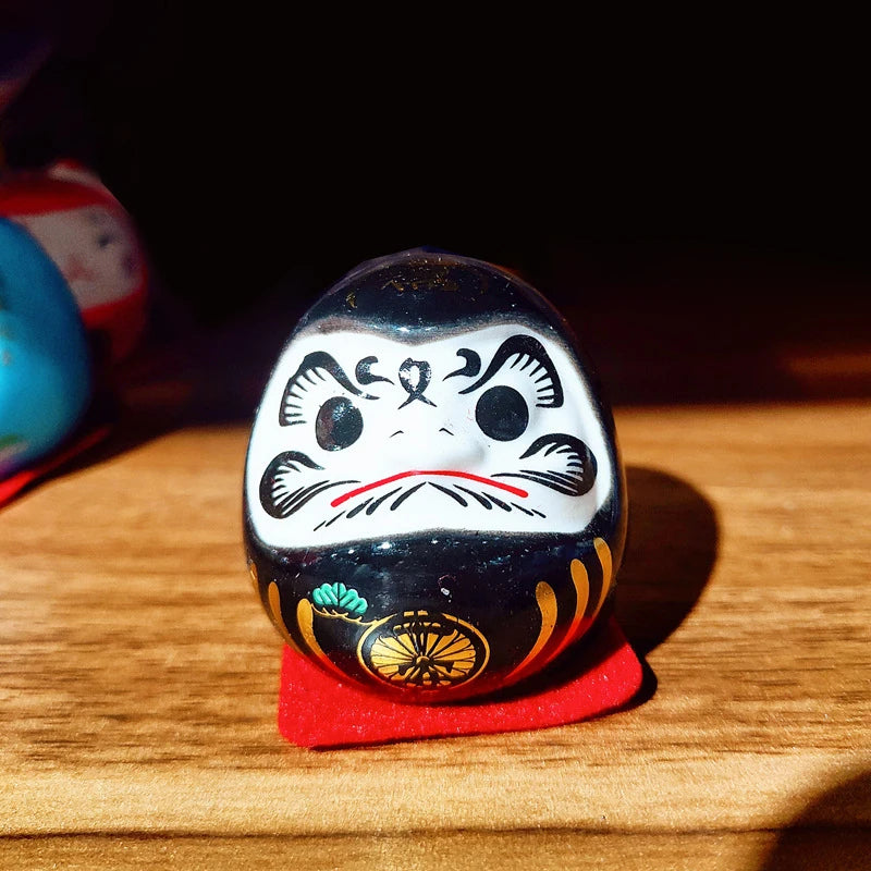 dolls japonaises traditionnelles artisanales couleurs vives yeux sourire symboles chinois ornement maison