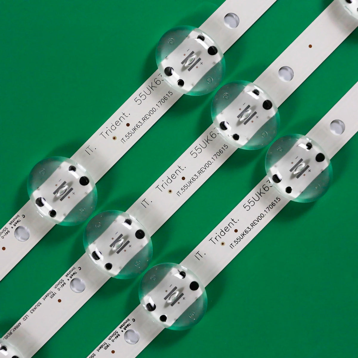 bande lumineuse led blanc moderne connecteurs électriques câbles facile téléviseur compatible