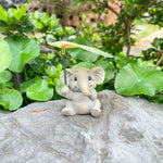 figurines animaux jardin vert beige gris cartoon éléphant grenouille tortue tringle feuilles libellules