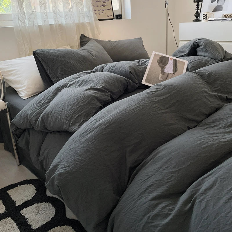 Housse de couette gris foncé dans une chambre moderne