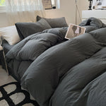 Housse de couette gris foncé dans une chambre moderne