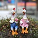 statues jardin résine couple poulets vêtus fleurs couleur variée champêtre