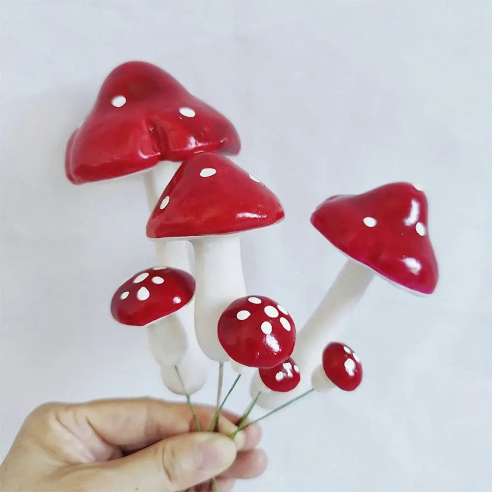 champignons artificiels rouges blancs décoration fête piques métalliques set six tailles différentes