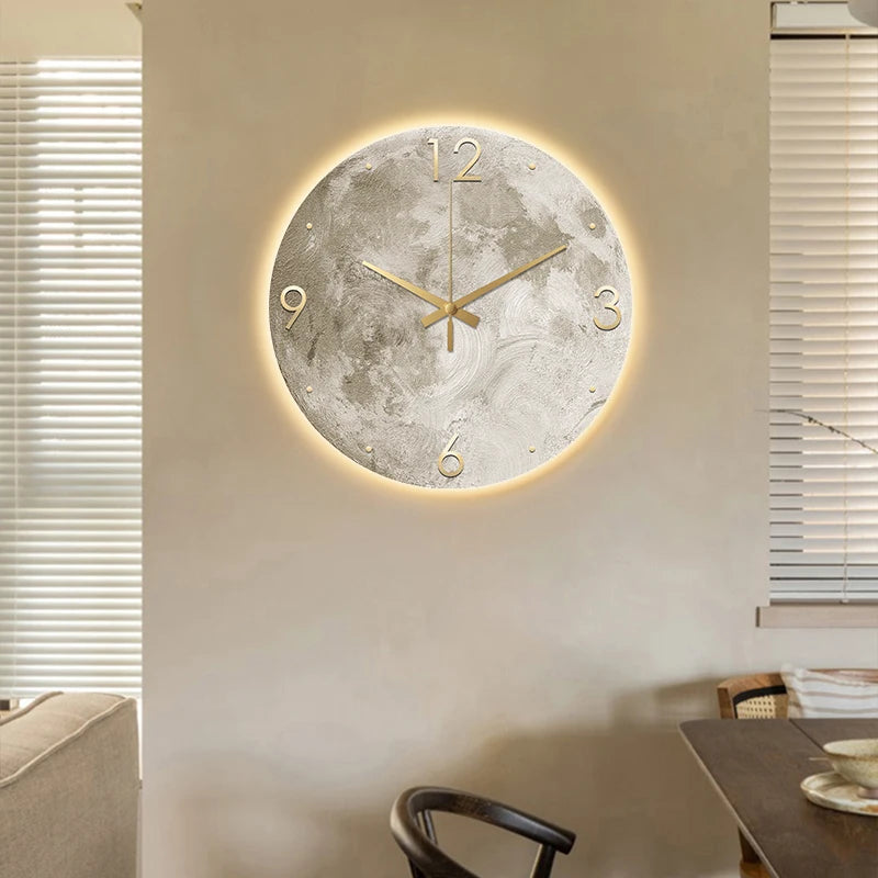 Vue de profil de l'horloge murale en grès de 50cm