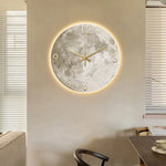 Vue de profil de l'horloge murale en grès de 50cm