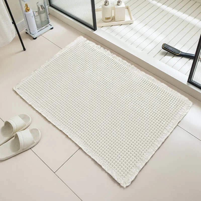 tapis bain moderne gris clair maille géométrique adhésif 43x61cm absorbant antidérapant franges salon