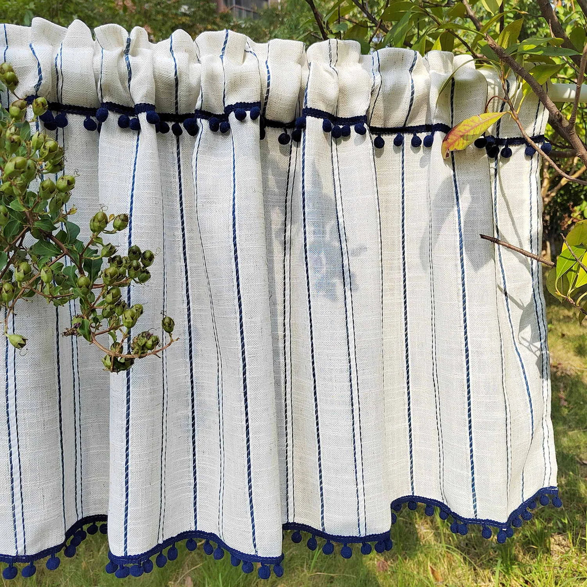 rideau blanc bleu marine rayures pompons rustique bohème fenêtre opacité